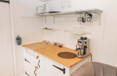 Nantgarw Cabaña | KING'S CWTCH SHEPHERD'S HUT, pet friendly, with open fire in Pentyrch