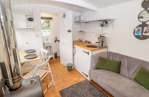 Nantgarw Cabaña | KING'S CWTCH SHEPHERD'S HUT, pet friendly, with open fire in Pentyrch