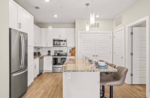 Southeast Orlando Apartamento | King-Size Bed Haven, Resort Pool, & Pet-Friendly