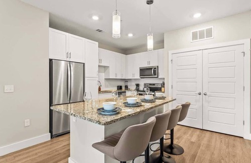Southeast Orlando Apartamento | King-Size Bed Haven, Resort Pool, & Pet-Friendly