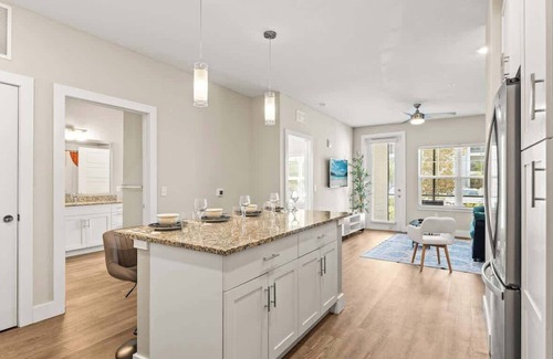Southeast Orlando Apartamento | King-Size Bed Haven, Resort Pool, & Pet-Friendly