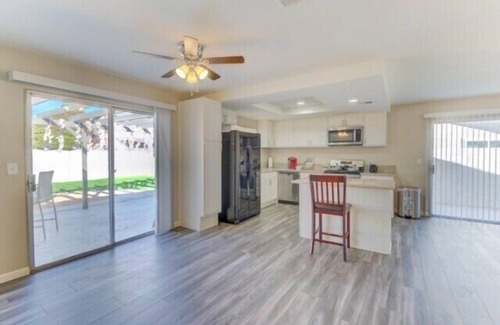 Las Vegas Villa | KING SIZE BED! MASSAGE CHAIR! EV CHARGER~~OVERHEAD SHOWER!15 Minutes From Strip!