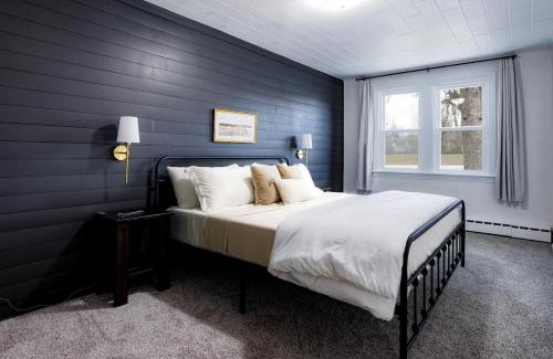 Lockport Apartamento | King Size Bed, Near Hwy, Work Desk, Close Parking