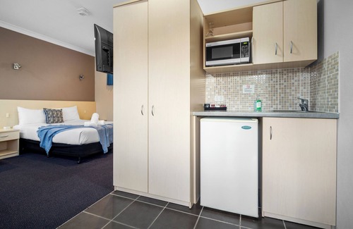Coffs Harbour Hotel | King-Size Comfort Deluxe Room with A/C & Ensuite welcoming Coffs Harbour