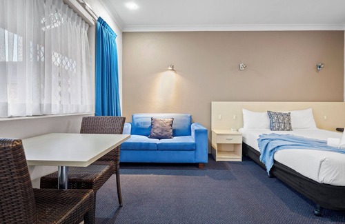 Coffs Harbour Hotel | King-Size Comfort Deluxe Room with A/C & Ensuite welcoming Coffs Harbour