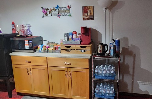 Kent Cama Y Desayuno | King Size Majestic Master Suite 400sq.ft. "Private Connected Bathroom"