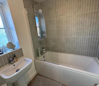 Cheltenham Casa | King size room in a modern house in Cheltenham