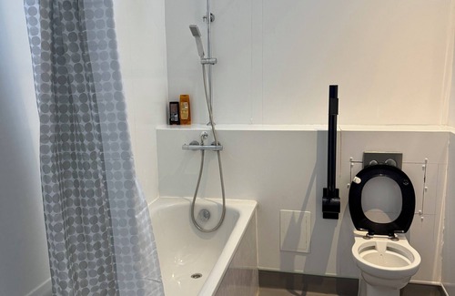 Ewell Casa | King Size Room with Wash Basin