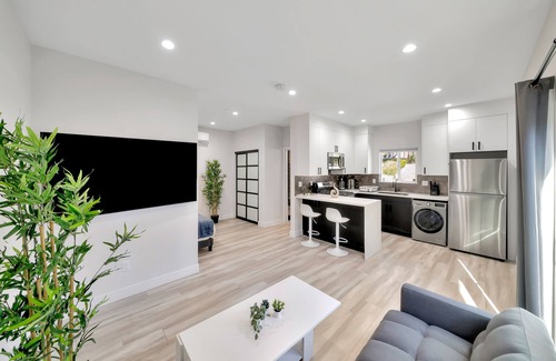 Woodland Hills Casa | New! King-size Suite House W/ Amazing Valley View!