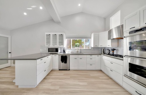 Woodland Hills Casa | New! King-size Suite House W/ Amazing Valley View!