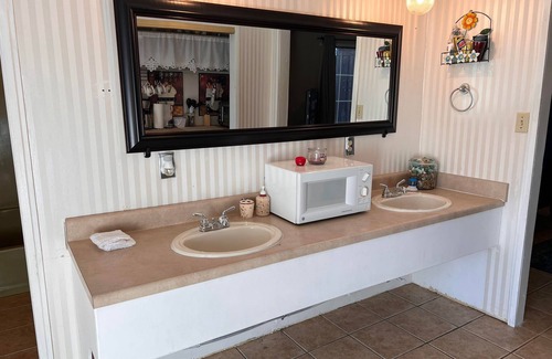 Mena Apartamento | King Sized Bed - Bohemian Blue Suite - centrally located!
