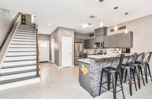 Northside Casa | King-sized master suite and 6 minutes away from Minute Maid Park & Toyota Center