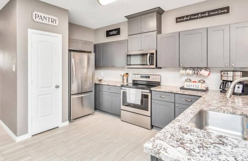 Northside Casa | King-sized master suite and 6 minutes away from Minute Maid Park & Toyota Center