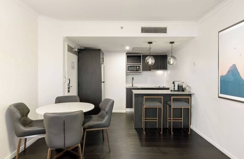Spring Hill Hotel | King Sized Suite @ Higher Floors Beautiful View CBD Brisbane