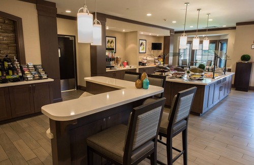 Newtonville Condominio | King Studio near Airport | Pool Access