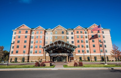 Newtonville Condominio | King Studio near Airport | Pool Access