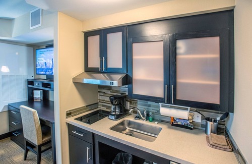 Downtown Denver Apartamento | Audiencia accesible King Studio en el centro de Denver! Jacuzzi compartido + acceso a la piscina