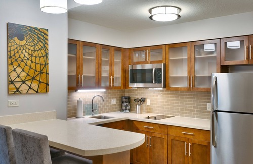 Gainesville Condominio | Suite King a 10 minutos de la U de Florida. Desayuno gratis. Piscina al aire libre y bañera de hidromasaje.