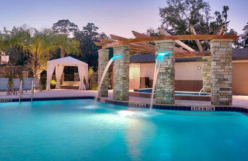 Gainesville Condominio | Suite King a 10 minutos de la U de Florida. Desayuno gratis. Piscina al aire libre y bañera de hidromasaje.