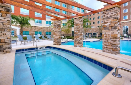 Gainesville Condominio | Suite King a 10 minutos de la U de Florida. Desayuno gratis. Piscina al aire libre y bañera de hidromasaje.