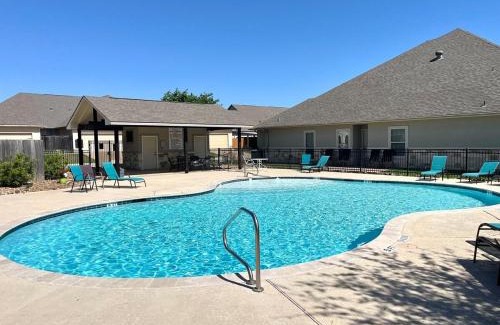 College Station Casa | King Suite, 2 Bed 2 Bath, Sleeps 6
