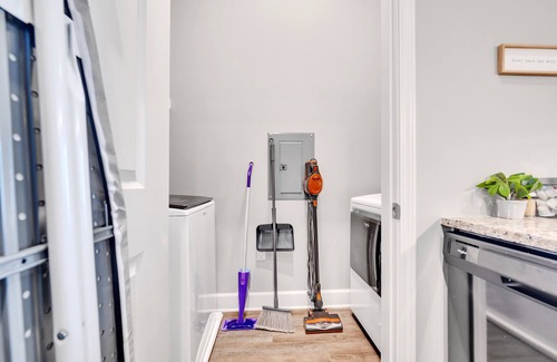 Paw Creek Apartamento | KING Suite!| 2Beds| 2TVs| Mins to Uptown Charlotte