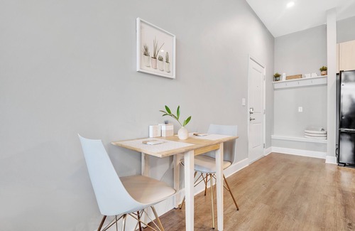 Paw Creek Apartamento | KING Suite!| 2Beds| 2TVs| Mins to Uptown Charlotte