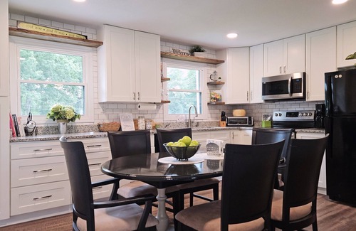 Crossville - Harriman Apartamento | King Suite: 3 Bedrooms, 2 Baths, Jacuzzi, on a Nigerian Dwarf Goat Petting Farm!