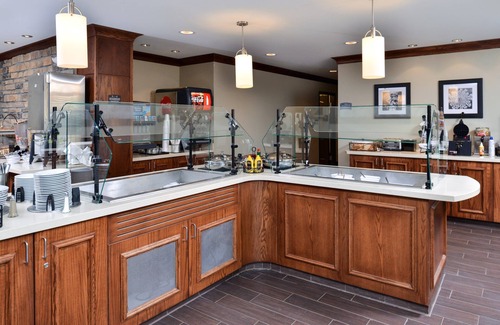 Rochester Condominio | King Suite Close to Mayo Clinic! Free Breakfast. Pool & Hot Tub.