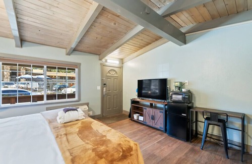 Lakeside Park Hotel | King Suite Escape! Steps from Stateline at Blue Jay Lodge
