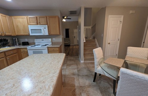 Greensboro Casa | King Suite, Fast Wi-Fi, Great for Long Stays, Pool, Near GSO Colleges & Coliseum
