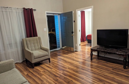 Greensboro Casa | King Suite, Fast Wi-Fi, Great for Long Stays, Pool, Near GSO Colleges & Coliseum