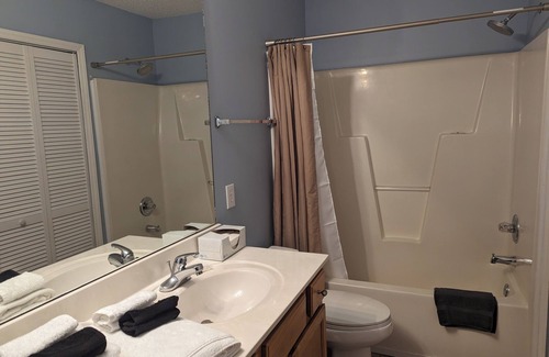 Greensboro Casa | King Suite, Fast Wi-Fi, Great for Long Stays, Pool, Near GSO Colleges & Coliseum
