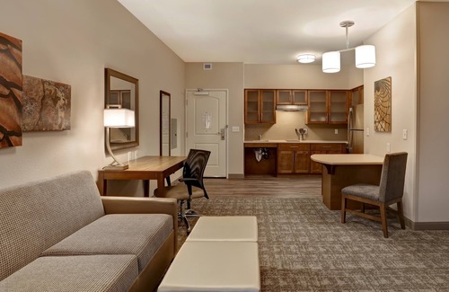 Overland Park Condominio | Suite King. Desayuno gratis. Piscina. Barbacoa compartida. Gimnasio. ¡Cerca del centro de convenciones de Overland Park!