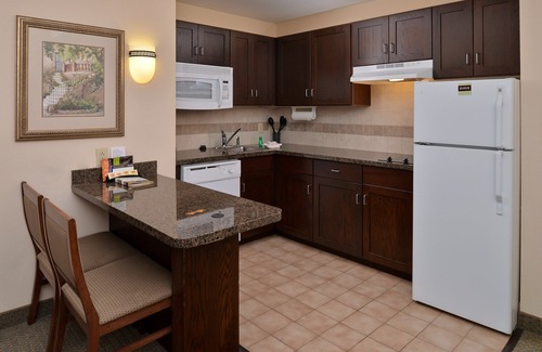 Chesapeake Condominio | King Suite. Free Breakfast. Indoor Pool & Hot Tub. Great for Business Travelers!
