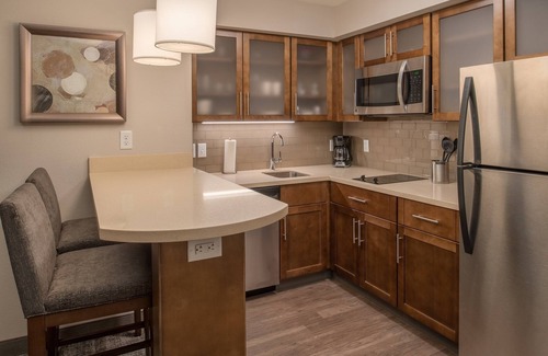Hillsboro Condominio | King Suite. Free Breakfast. Pool. Gym. Quick Drive to Rock Creek Country Club!