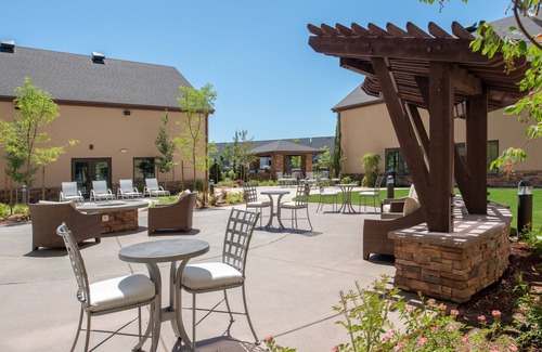 Hillsboro Condominio | King Suite. Free Breakfast. Pool. Gym. Quick Drive to Rock Creek Country Club!