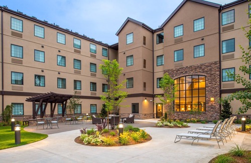 Hillsboro Condominio | King Suite. Free Breakfast. Pool. Gym. Quick Drive to Rock Creek Country Club!
