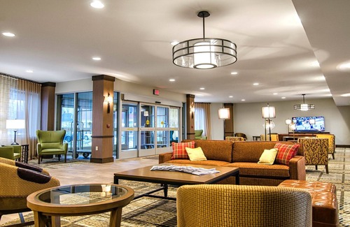 Marquette Apartamento | Suite King. Desayuno buffet gratis. El centro de Marquette. ¡Cerca de la Universidad del Norte de Michigan!