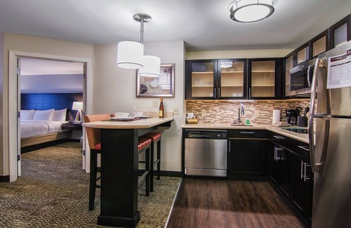 Marquette Condominio | Suite King. Desayuno buffet gratis. El centro de Marquette. ¡Cerca de la Universidad del Norte de Michigan!