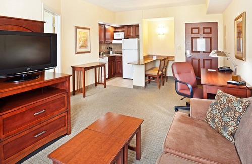 Oak Ridge Condominio | Suite King. Desayuno gratis. Piscina y gimnasio. ¡Cerca del arboreto de la Universidad de Tennessee!