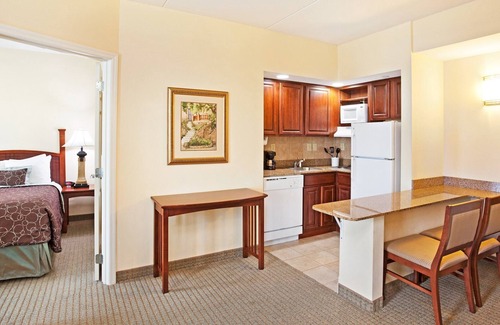 Oak Ridge Condominio | Suite King. Desayuno gratis. Piscina y gimnasio. ¡Cerca del arboreto de la Universidad de Tennessee!