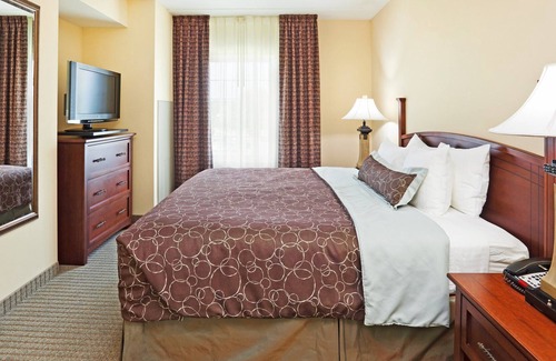 Oak Ridge Condominio | Suite King. Desayuno gratis. Piscina y gimnasio. ¡Cerca del arboreto de la Universidad de Tennessee!