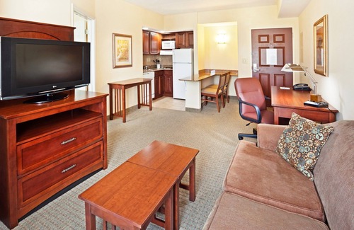 Oak Ridge Condominio | King Suite. Free Breakfast. Pool & Gym. Close to the University of Tennessee Arboretum!
