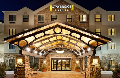 Rochester Condominio | King Suite | Free Breakfast + Shared Pool & Hot Tub. Close to Mayo Clinic!
