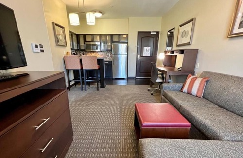 Bressi Ranch Condominio | King Suite | Free Breakfast. Pool Access.