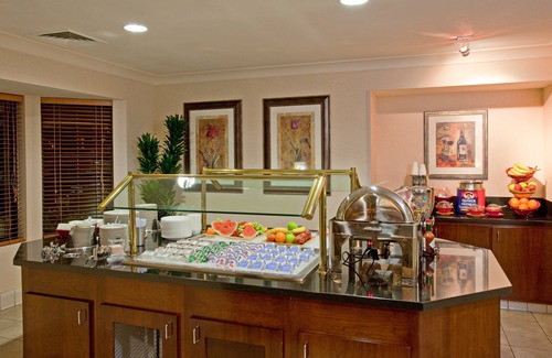 Palmdale Apartamento | King Suite. Free Breakfast. Outdoor Pool & Hot Tub. Near Edwards Air Force Base!
