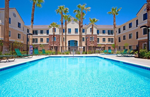 Palmdale Apartamento | King Suite. Free Breakfast. Outdoor Pool & Hot Tub. Near Edwards Air Force Base!