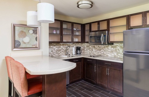 Canton Condominio | Suite accesible King Hearing + Mobility | Desayuno diario gratuito, bañera de hidromasaje compartida + piscina