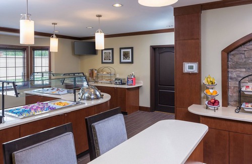 Canton Condominio | Suite accesible King Hearing + Mobility | Desayuno diario gratuito, bañera de hidromasaje compartida + piscina